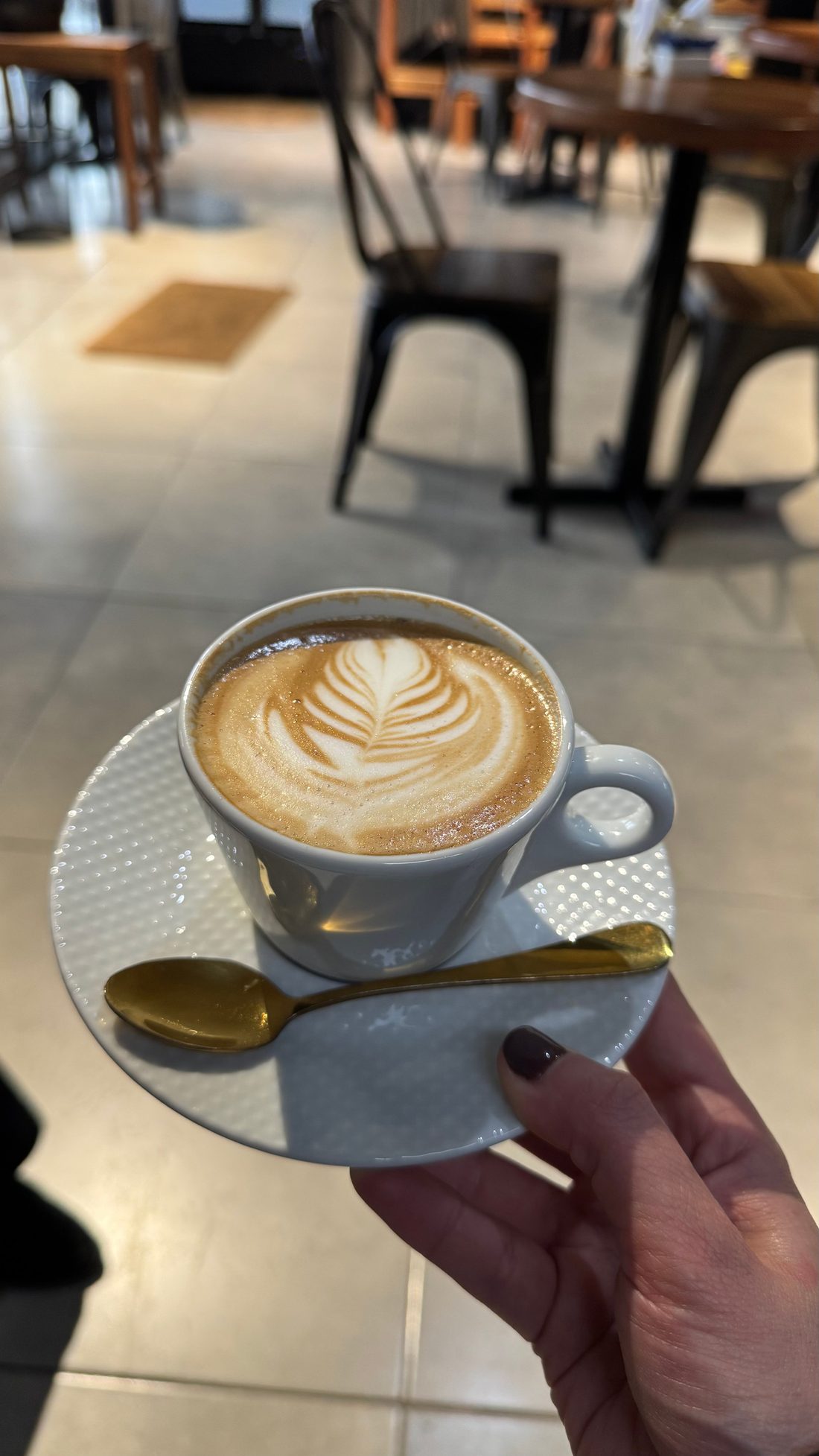 Flat white con arte en leche servido en La Minga