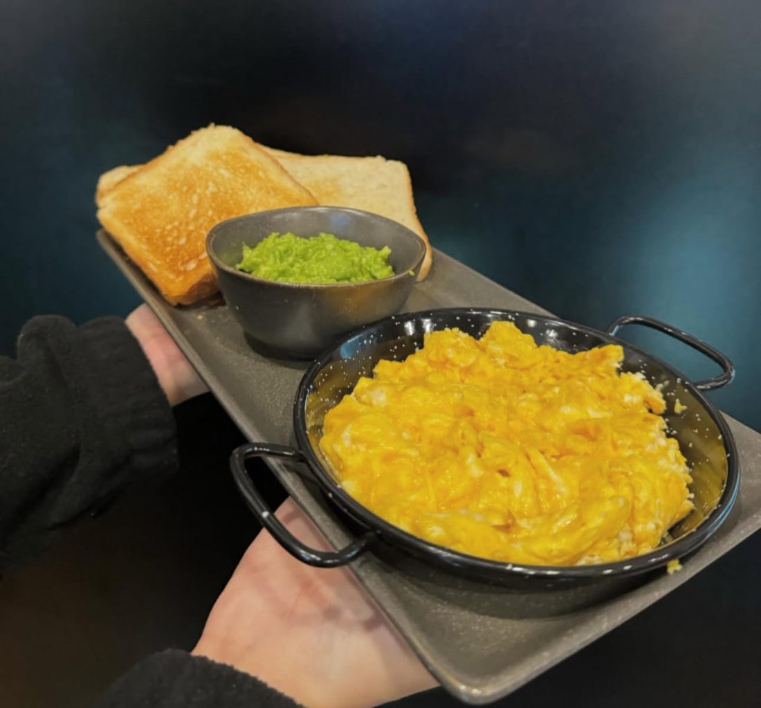 Paila de huevos con tostadas y palta