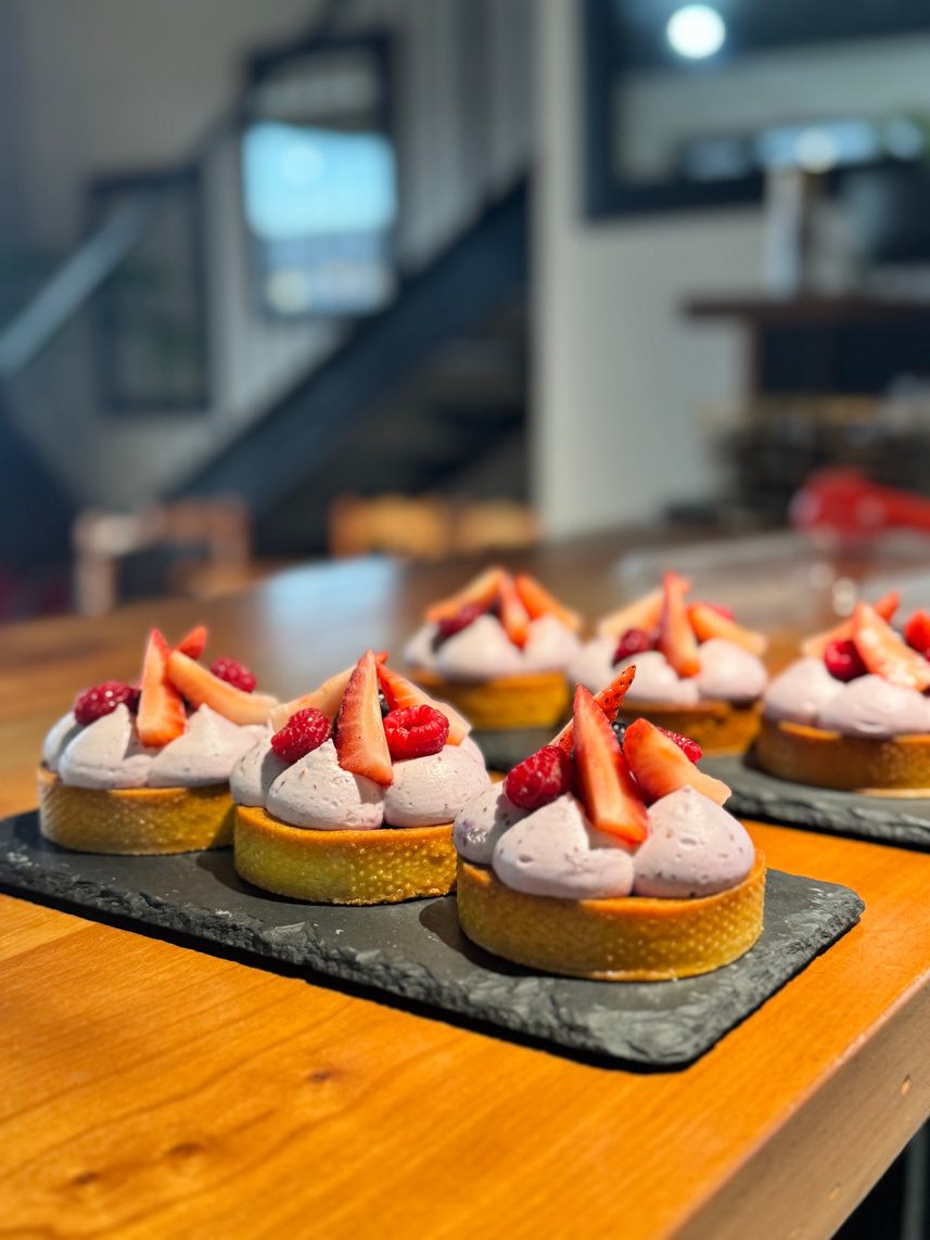 Tartaletas de frutos rojos sobre pizarra en La Minga Gourmet